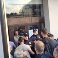 „Ujedinjeni za Kosjerić“ gađali jajima zgradu Doma kulture: koordinator SNS im prethodno pokazao srednji prst
