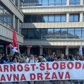 Studenti i građani ispred Palate pravde, gde je planirano saslušanje uhapšenog studenta