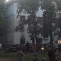 Izgoreo ceo stan: Požar u Novom Sadu, tri vatrogasne ekipe na terenu (video)
