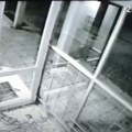 Uznemirujuće! Pogledajte kako je Alibeg preživeo pokušaj ubistva: Kiša metaka ka njemu, dok čeka da mu se otvore vrata od…