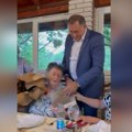 "Buket je veći od mene" Dodik stigao majci na rođendan (video)