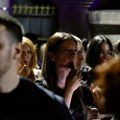 Grupa građana iz tzv. zborova ispred kuće u kojoj živi Ana Brnabić