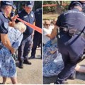 Alarmantno na Savskom keju: Policija vukla baku od 80 godina, građani na sve načine sprečavaju kopanje VIDEO