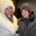 Breskvica kao "snežna kraljica" na Zlatiboru: Džejla Ramović je sačekala pred nastup, kao dve "boginje"