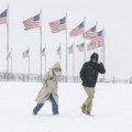Jaka oluja pogodila istočnu obalu Amerike. Pale nezapamćene količine snega, službe nemaju opremu za čišćenje, više od 100…