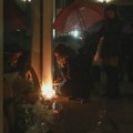 Studenti, profesori i građani ispred Filozofskog fakulteta: Položili cveće i zapalili sveće za stradalu studentkinju FOTO