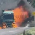 Buktinja kod Kule: Gori šleper, gust dim prekrio saobraćajnicu