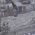 (Foto, video) Orkanski vetar nosi krovove, tuče led veličine oraha! Skoro 20.000 domaćinstava bez struje, građanima evropske…