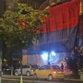 Ogromna zastava Srbije preko zgrade Pinka, Milivojević podnosi prijavu MUP-u "zbog skrnavljenja"