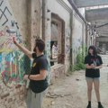 Prekrečeni grafiti sa kukastim krstovima: Kragujevac je grad ljubavi i antifašizma, poručuju učesnici akcije