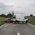 Teška nesreća na ulazu u Topolu: 1 teško povređeni u sudaru „jugića“ i kombija! Auto smrskan, delovi rasuti po putu…