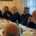 VIDEO: Vladika Jefrem, sveštenici i deca pevali odu Dodiku