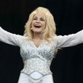 Odrastala je u siromaštvu i doživela težak gubitak: Doli Parton živela je u velikoj porodici, a njena životna priča…