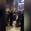 Reporterka RT Balkan pogođena u glavu: Bahato ponašanje pristalica "Srija protiv nasilja" ispred RIK-a (video)