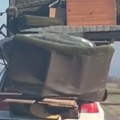 Pola dnevne sobe poneo na krovu golfa: O vozaču iz Smedereva bruji internet