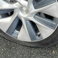 Ekološki aktivisti izduvali gume na Tesli Modelu X: Ovaj automobil takođe zagađuje!?