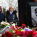 Majka i tašta Navaljnog obišle njegov grob u Moskvi: Uz jako prisustvo policije, dve očajne žene položile cveće FOTO