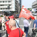 Представници три синдиката ГСП протестовали испред гараже Погона Земун