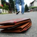 Žena pronašla na ulici mušku torbicu sa 3.500 evra, otišla na adresu, a tamo šok! Još je i dobro i prošla, kako je moglo…