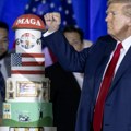 Tramp uz tortu i balone proslavio rođendan, Bajden mu čestitao: Od jednog starca drugome