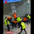 Nemačka policija pokrenula istragu posle snimka obezbeđenja koje udara navijača (video)