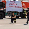 Najvatrenija misija vatrogasca iz Niša. Uz vodeni pozdrav zaprosio devojku na niškom aerodromu. Rekla je “DA” [FOTO]