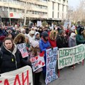 U toku je veliki protest ispred Školske uprave (FOTO, VIDEO)