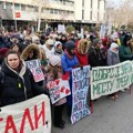 Sa protesta ispred Školske uprave poručeno: Nastava će se nadoknaditi, plate smo zaslužili, slede skup u Kragujevcu i…