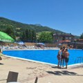 More im ne treba! Ulaz na gradski bazen 300 dinara: Roštilj, palačinke, sve je kao na plaži (foto)