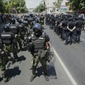 Policajci gunđaju, ali neće preći na stranu naroda