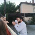 Protest ispred „Niš TV“ – rasprava preko ograde i poruka „Vratite se u ćacilend“