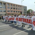 Protest ispred Kliničkog centra Vojvodine zbog policijske brutalnosti: „Dok mi previjamo vi prebijate“