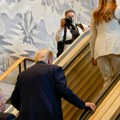 Bela kuća poziva na istragu zbog incidenta: Ko je Trampu i Melaniji isključio pokretne stepenice?