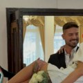 Suprugu krije od javnosti, a sada se sve saznalo Priča se da pevač oženio zbog papira, evo čime se bavi njegova izabranica