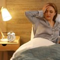 Budite se mokri usred noći? Ovih 8 saveta pomoći će vam da ublažite valunge u menopauzi
