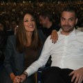 Aleksandra Prijović i Filip Živojinović zagrljeni u prvom redu: Stigli na koncert Jakova Jozinovića, drže se za ruke i ne…