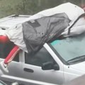 Telom je zaštitio automobil od grada: Izračunao da je bolje da dobije po bubrezima, nego po džepu
