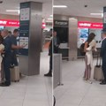 Novi mađarski premijer čekao nju na aerodromu sa buketom ruža: Konačno uhvaćena njegova vatrena devojka (video)