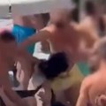 (Video) Pobesnela rulja pretukla devojčicu! Nos joj slomljen, oblivena je krvlju, a razlog nikad banalniji: "Majke su vrištale…