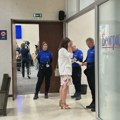 (ФОТО) Већи број припадника обезбеђења испред сале уочи седнице Скупштине Београда