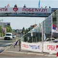 Danonoćno dežurstvo u kragujevačkom bulevaru: Studenti i naprednjaci čuvaju svoje transparente