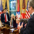 "Žao mi je što sam te obrukala" Trčala za Trampom na golf terenu, Melanija naletela na nju usred noći: Procurila pisma koje je…