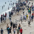 Španska policija rasteruje migrante sa plaža u Seuti u privremeni smeštaj