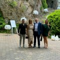 Majka mlade u belom, a glumica grmi od glamura: Sve vrvi od poznatih na venčanju Marije Mikić, a on je došao sa slomljenom…
