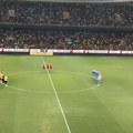 Minutom ćutanja odali počast ubijenom Mihalisu, a onda je čitav stadion zagrmeo