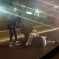 Tuča nasred puta u Žarkovu: Jedan muškarac bije drugog, devojka pokušava da ih razdvoji pogledajte (video)