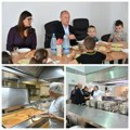 (Foto) gradonačelnik Đurić uzvratio posetu mališanima iz vrtića Probao čuveni vrtićki pasulj: Dobar ručak, u još…