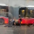 Beč pogodila "megaoluja" i već je najavljena nova! Ženu voda odnela pod autobus, u kritičnom je stanju