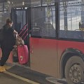 (Video) Sama vuče kofer i ulazi u GSP: Uhvatili smo našu poznatu pevačicu na aerodromu - Bez trunke šminke u helankama i…