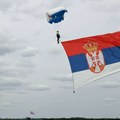 Otvorena manifestacija "Balkanski skok prijateljstva 2025": Padobranski spektakl obeležila zastava od 108 kvadrata (foto)